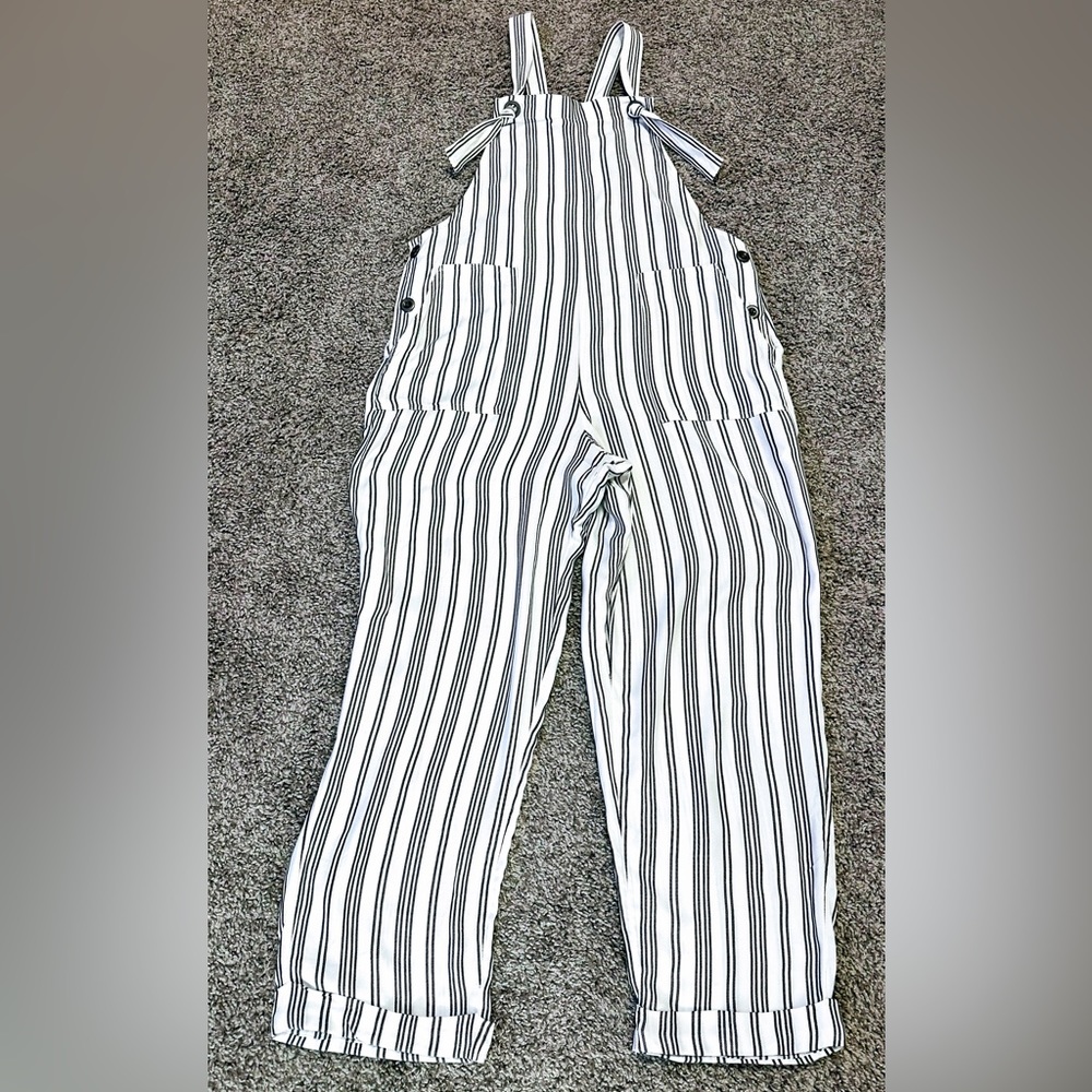 American Eagle adorable romper/overall. This is perfect for spring-summer.